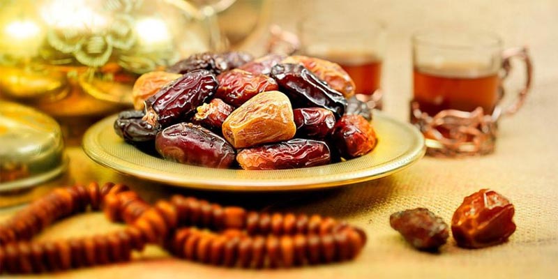 سالمندان برای روزه‌داری با پزشک مشورت داشته باشند/ خرما و میوه‌های شیرین را در افطار جایگزین قند کنید